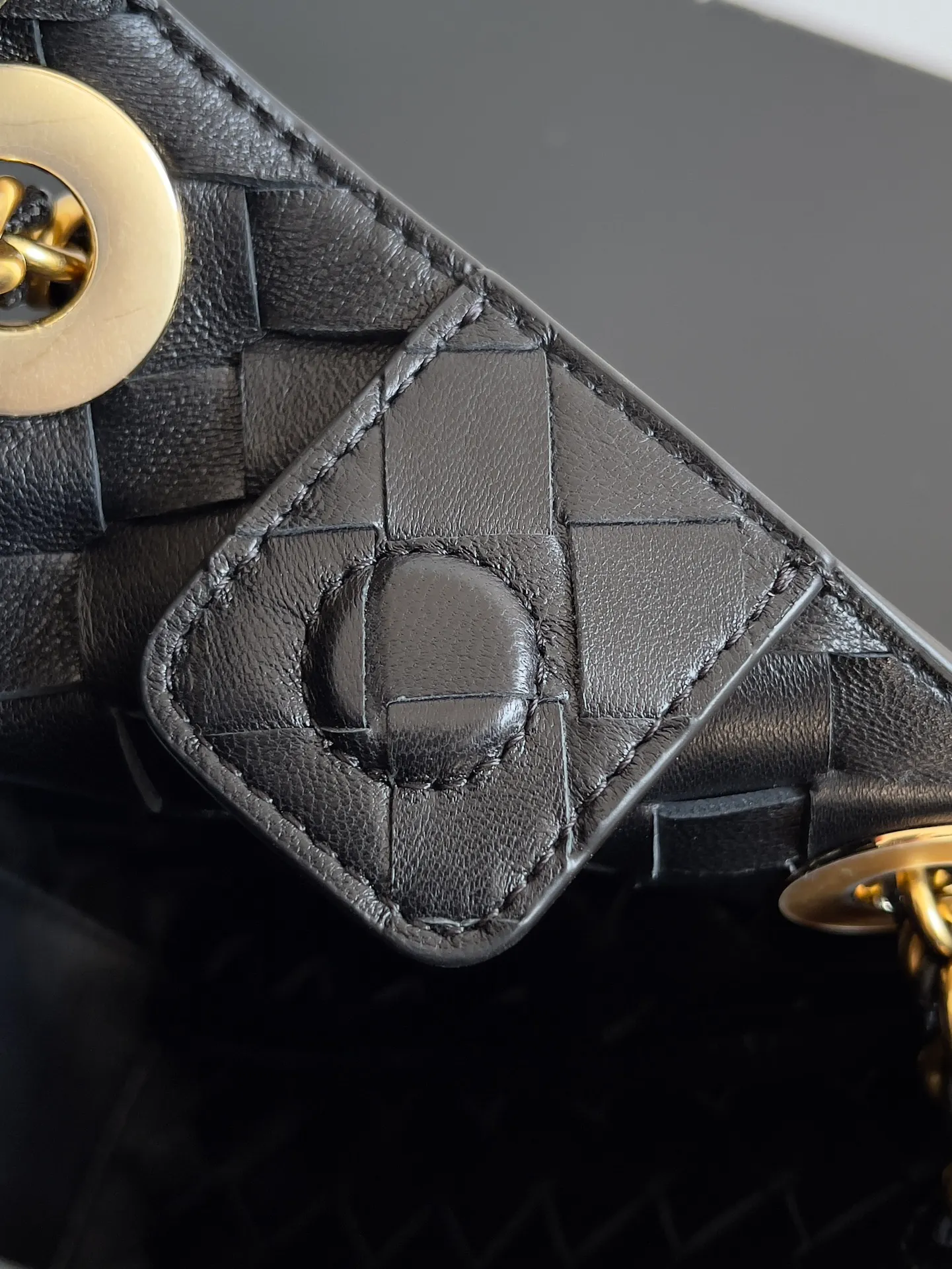 Batch 1860 BV’s new chain parachute bag is a new fashion star. I often hear that bags with metal chain straps are very heavy, but this new parachute bag is equipped with an extremely lightweight chain strap, which makes it light, comfortable and comfortable to carry. The actual effect of carrying it on the upper body is really charming! The classic lambskin braid and the Muse brass chain upgrade the entire bag to a new level. The opening of the bag has a magnetic buckle design, which is full of safety. I believe many friends have been waiting for it for a long time. The metallic chain adds more sophistication to the original softness and elegance. The collision of classic craftsmanship and decent and generous creates a different beauty! Style number: 817175 Size: 21*17*16.5cm